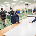 シートの裁断工程について説明を受ける稲村さん