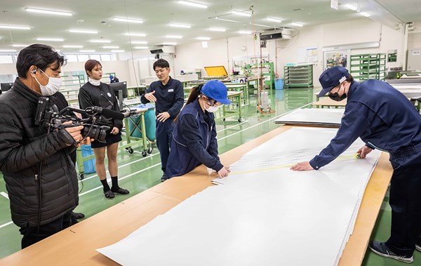 2025年 フジクラ特集 シートの裁断工程について説明を受ける稲村さん