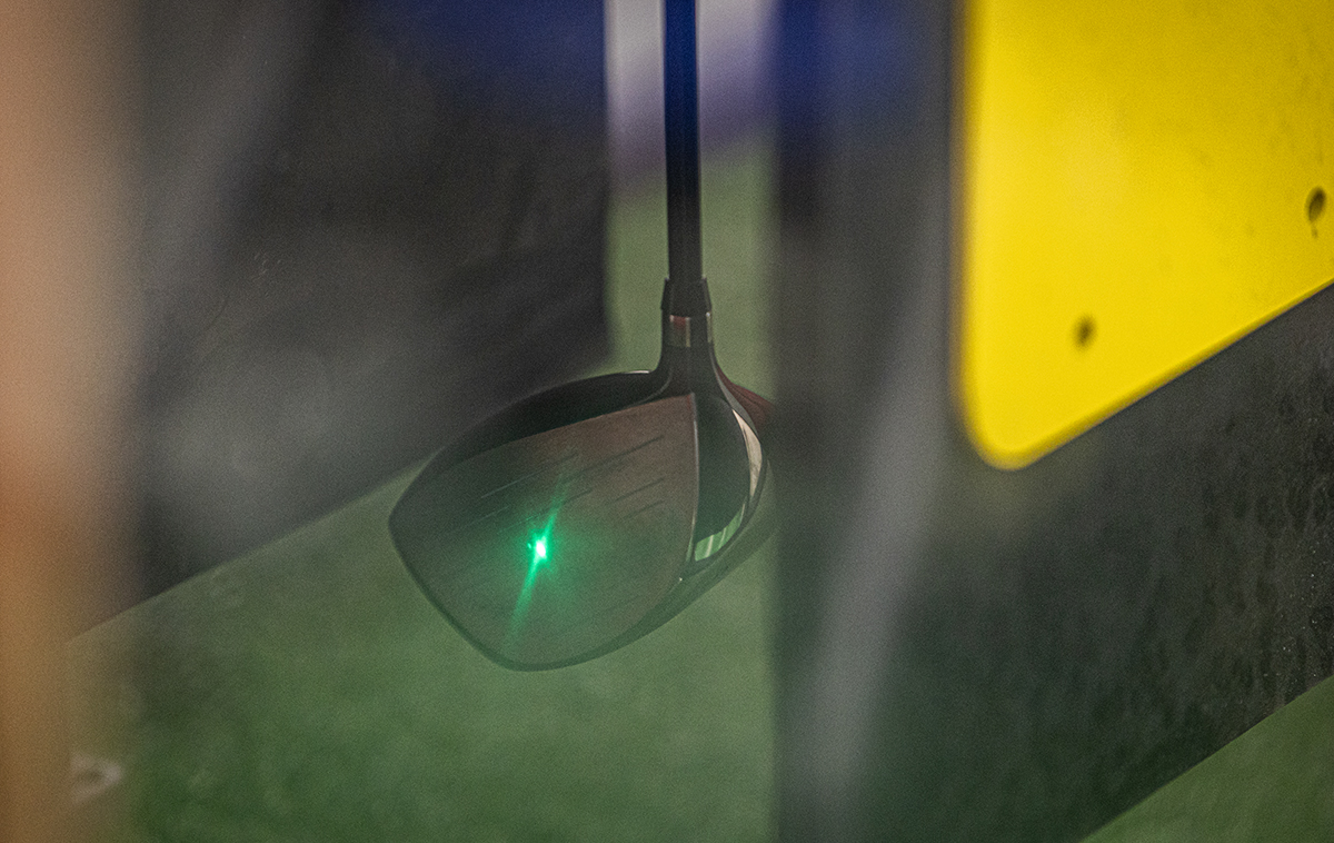 2025年 フジクラ特集 ヘッドの各所にボールを当てて耐久性を検査。品質の良さが担保される