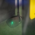 ヘッドの各所にボールを当てて耐久性を検査。品質の良さが担保される
