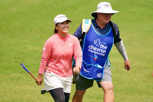 午前スタートの西郷真央が「68」で首位に迫った