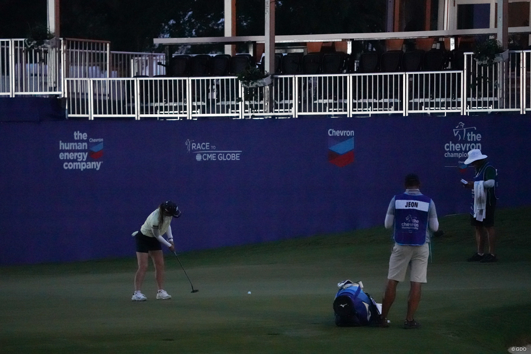 18番グリーンは真っ暗