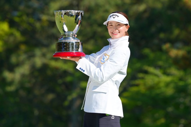 ルーキーの青木香奈子がプロ初優勝 同期の中村心とのプレーオフを制する／女子下部