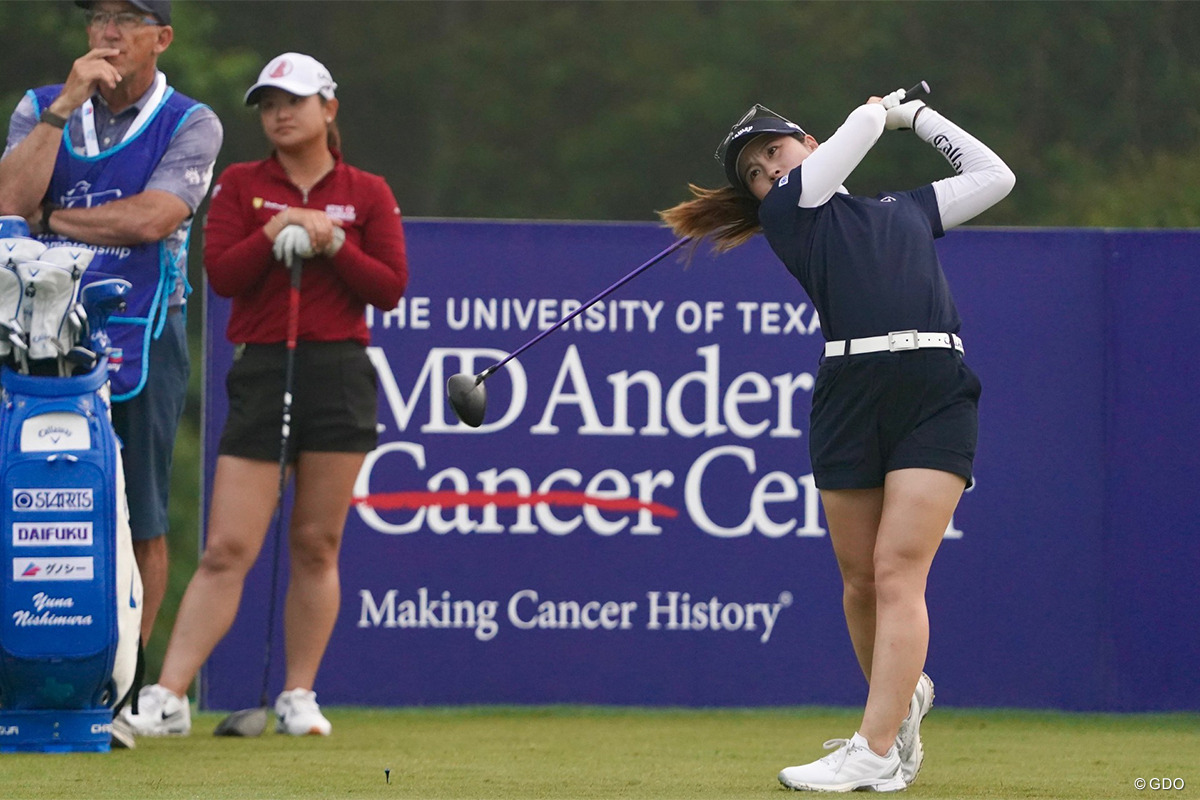 午前7時の競技再開でティショットを放つ