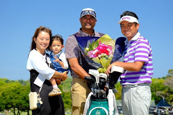 2025年 前澤杯 MAEZAWA CUP 4日目 池田勇太 ラジーフ・プラサドさんに花束を