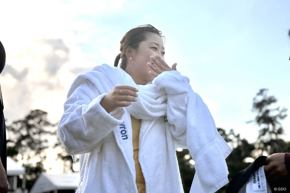 池にダイブしてずぶ濡れに。でも、うれしい!
