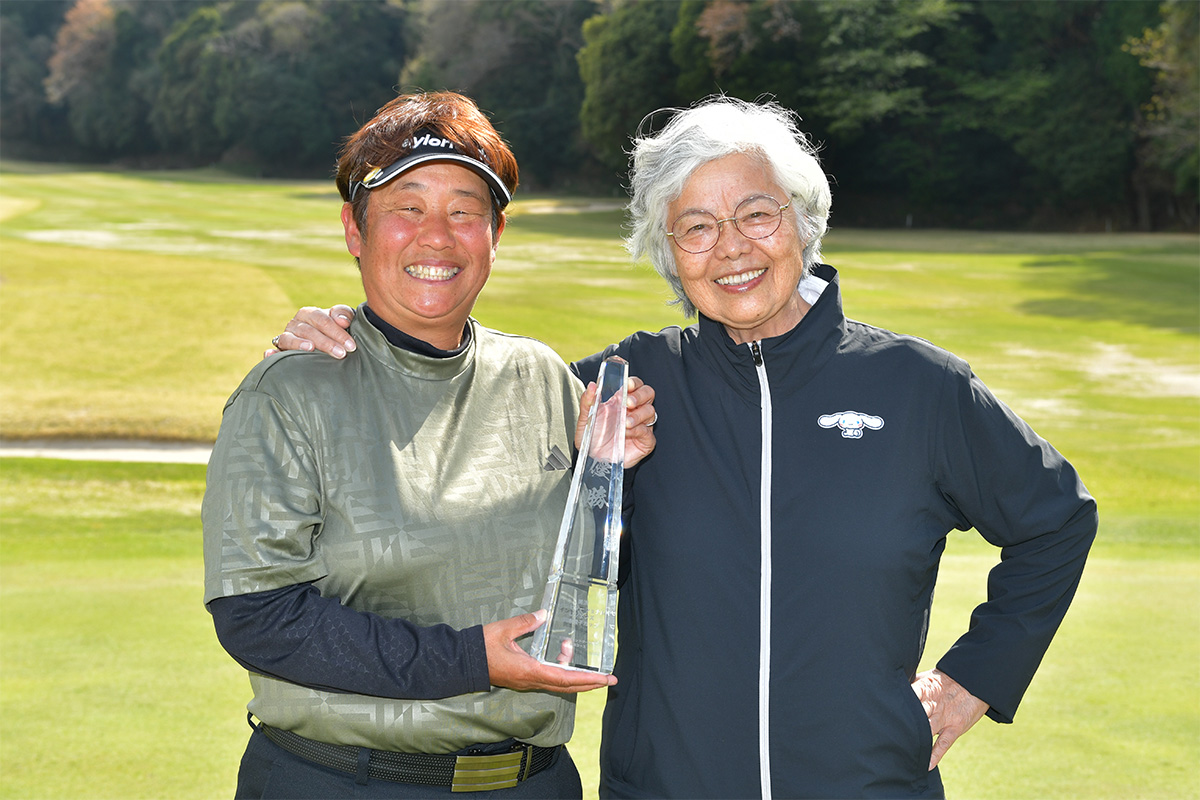 西郷真央のメジャー制覇に感動した岡本綾子（右）※撮影は4月上旬の自身の冠シニア大会