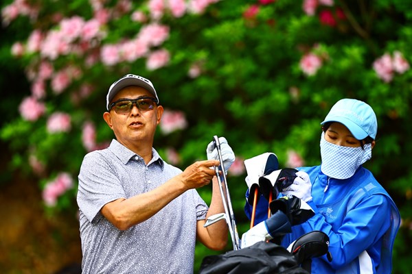 57歳の谷口徹が2打差6位で発進(C)JGTOimages
