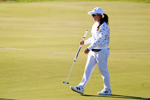 2025年 ブラックデザート選手権 初日 山下美夢有 練習日には長尺パターで練習する時間もあった