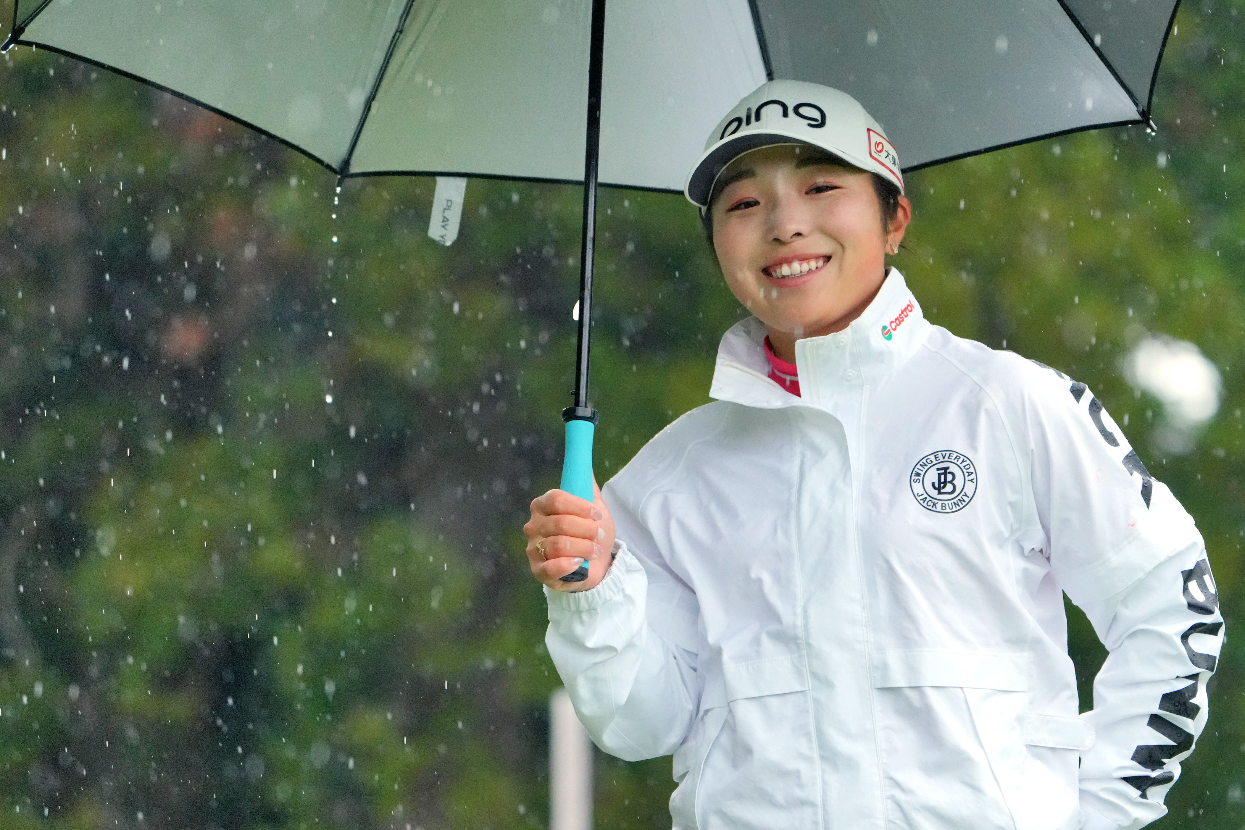 悪天候の中で12ホールをプレー(Yoshimasa Nakano/Getty Images)