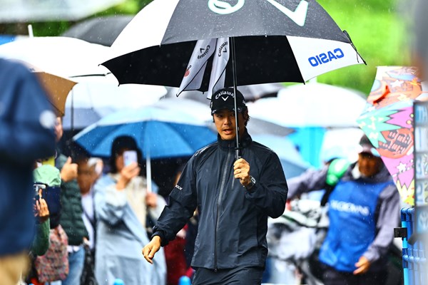 2025年 中日クラウンズ 2日目 石川遼 雨傘がたくさん(C)JGTOimages