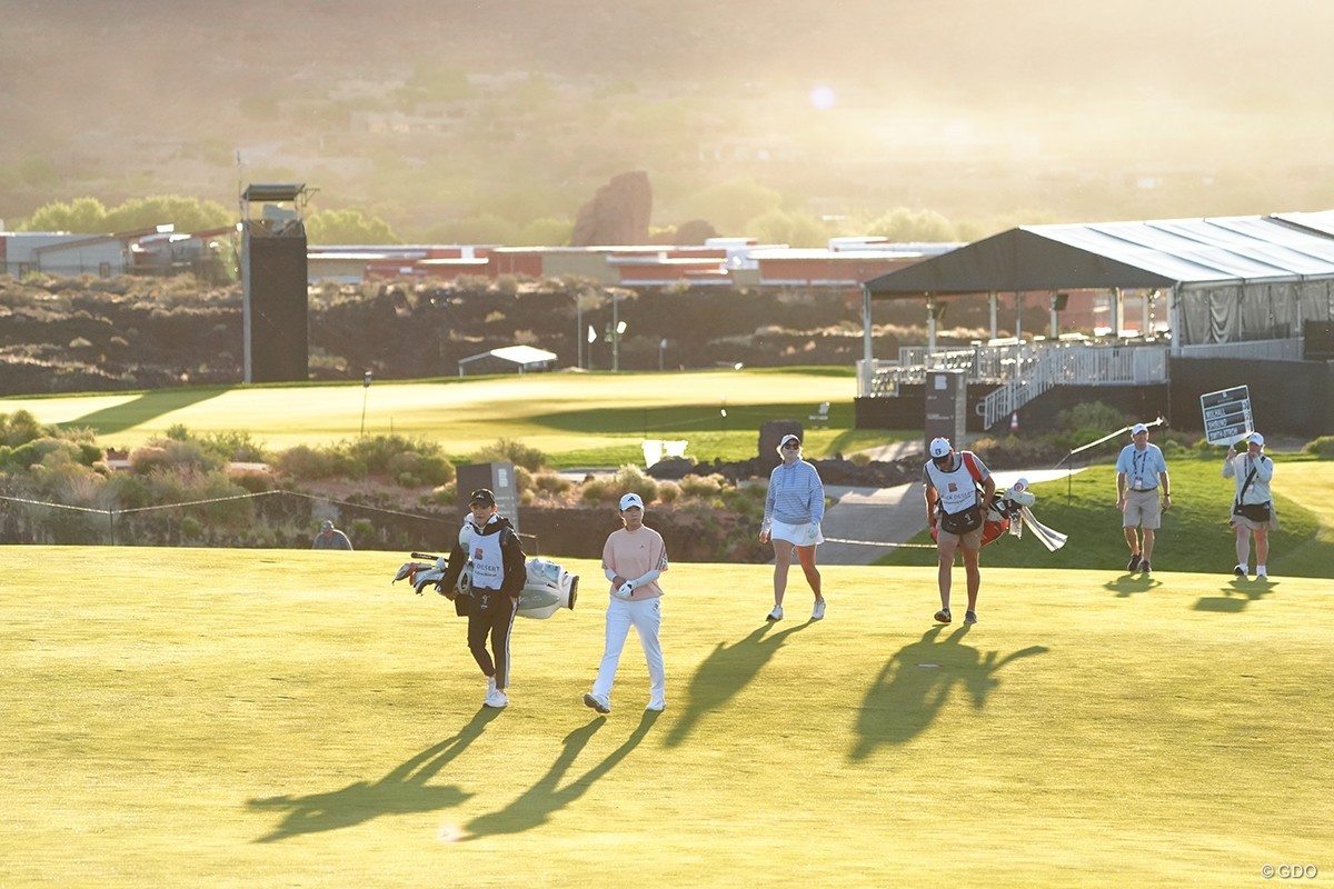 朝焼けの残るコースでプレー