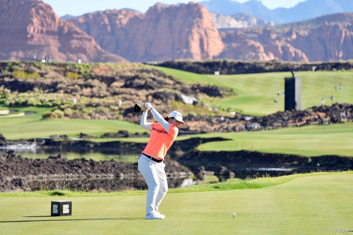 視界にひろがる赤土の山々と溶岩。雄大なコースでショットの調子はキープ