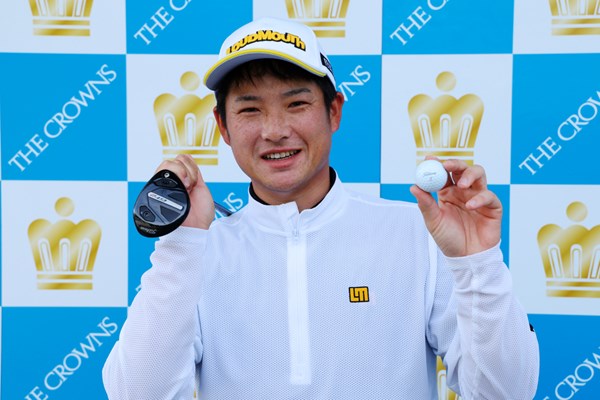 アルバトロスを決めた小西たかのりが2週連続優勝へ首位並走(C)JGTOimages