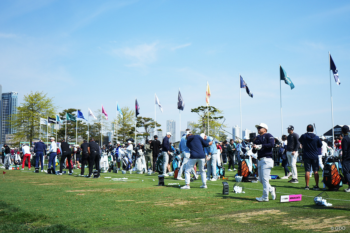 スタート前の一斉練習は壮観