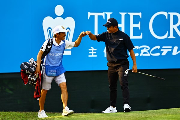 最終18番のチップインバーディで首位に浮上！ (C)JGTOimages
