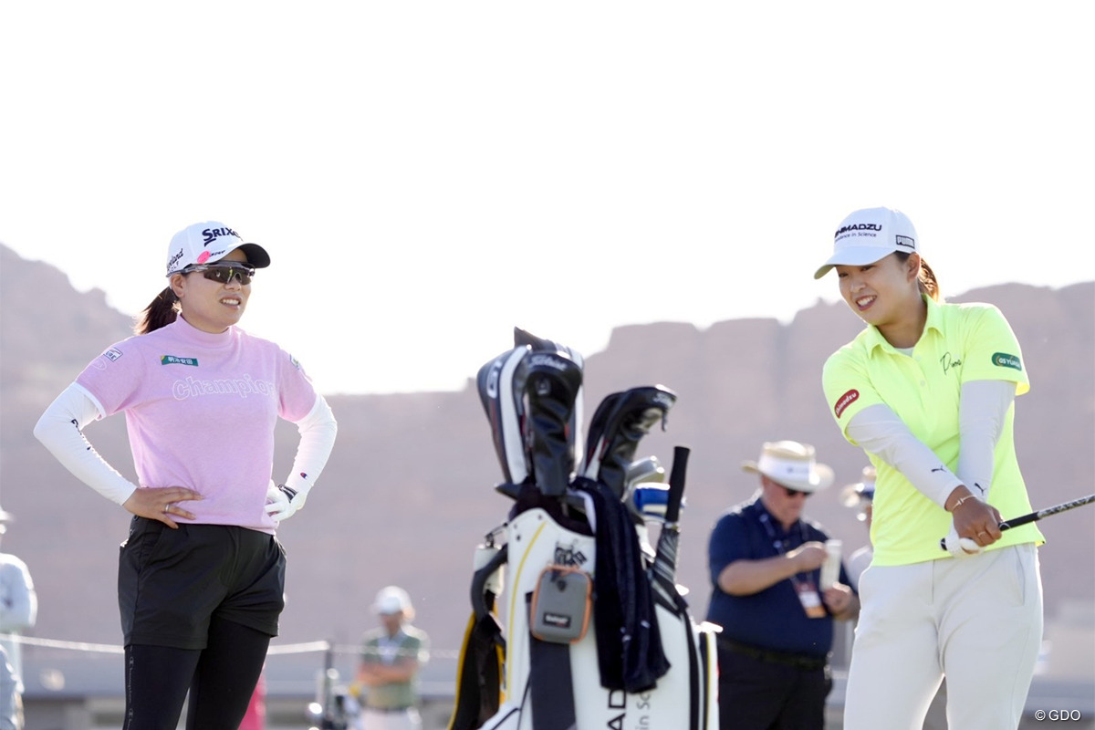 この日、同組で回った勝みなみ（左）と西郷真央