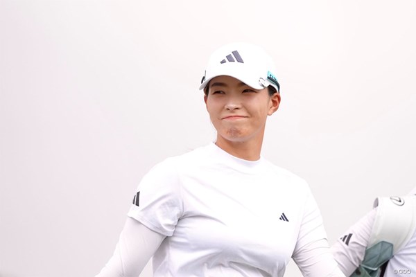 2025年 ブラックデザート選手権 3日目 渋野日向子 1番ではギャラリーに笑顔を見せていたが