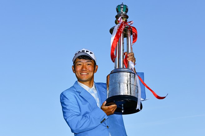 浅地洋佑が4年ぶり4勝目に涙 1打差2位に宮里優作と岩田寛
