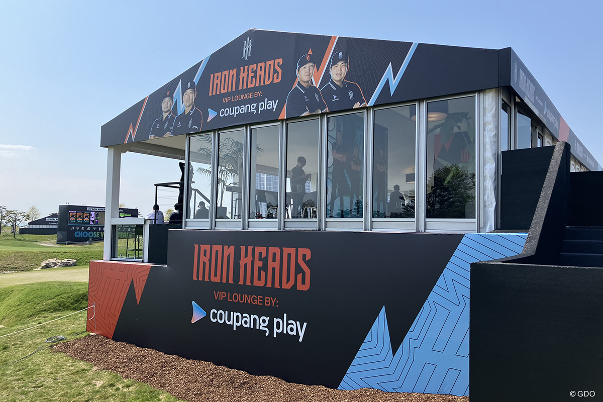 9番ホール横に設営された「アイアンヘッズ」のブース