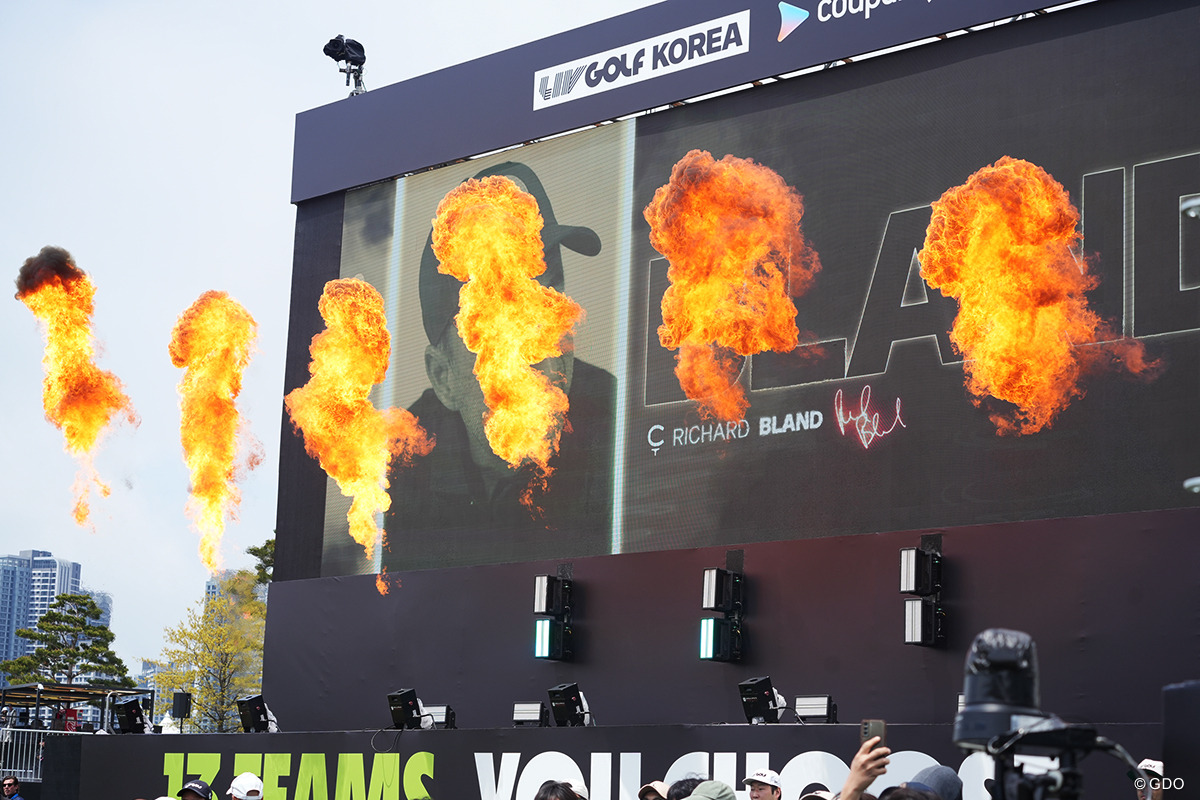 8番ホール脇では炎の演出