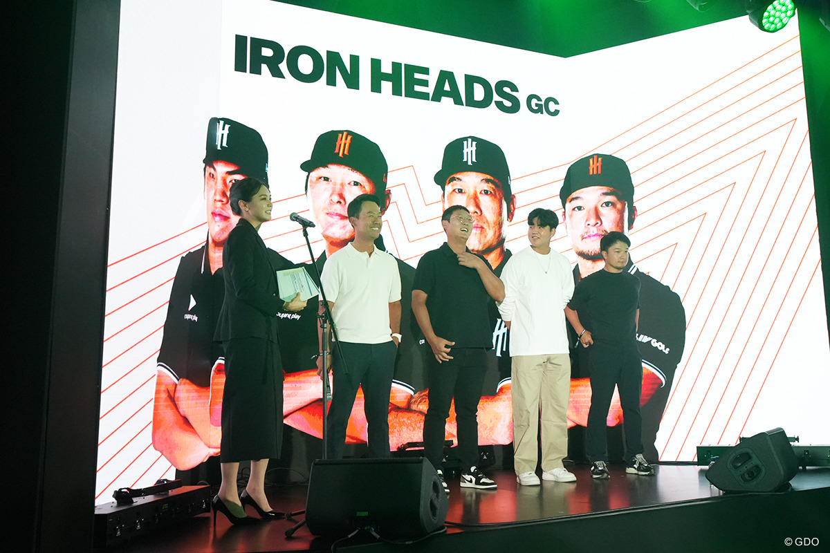 前夜祭で意気込みを語る「アイアンヘッズ」のメンバーたち