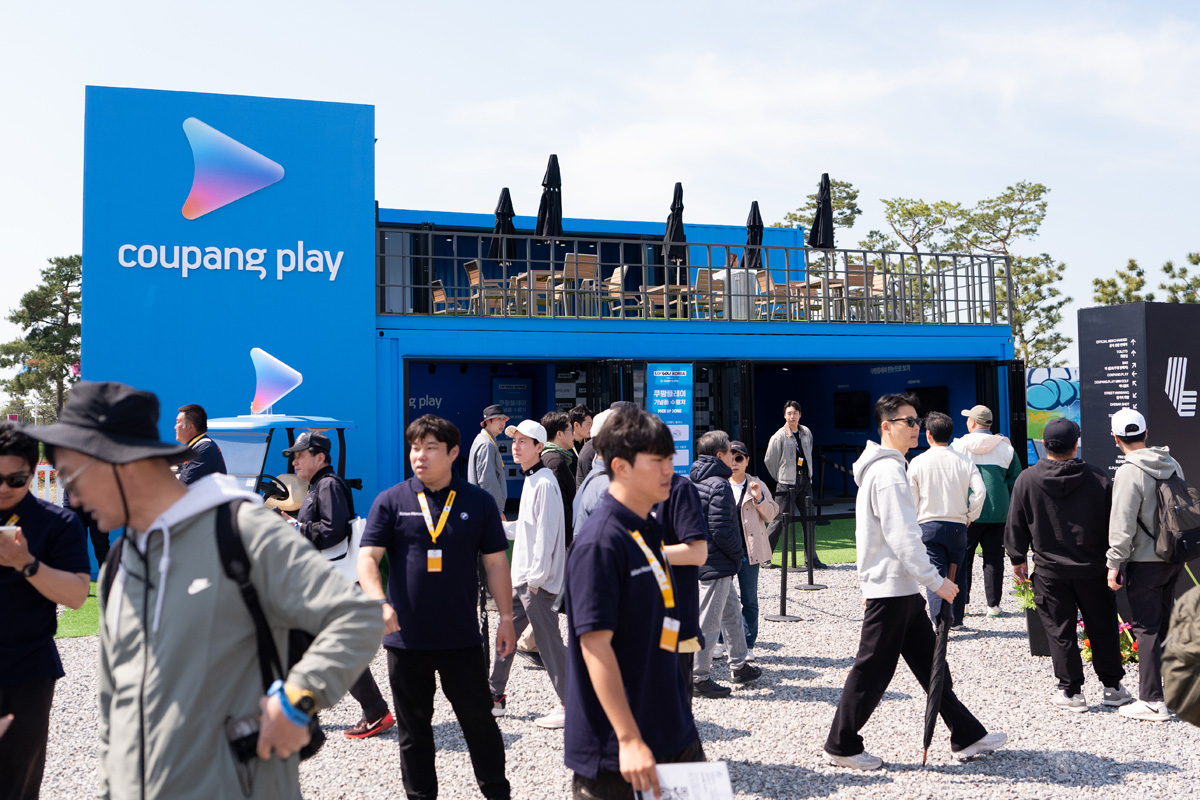 会場内には「COUPANG PLAY」のブースも(Pedro Salado/LIV Golf)