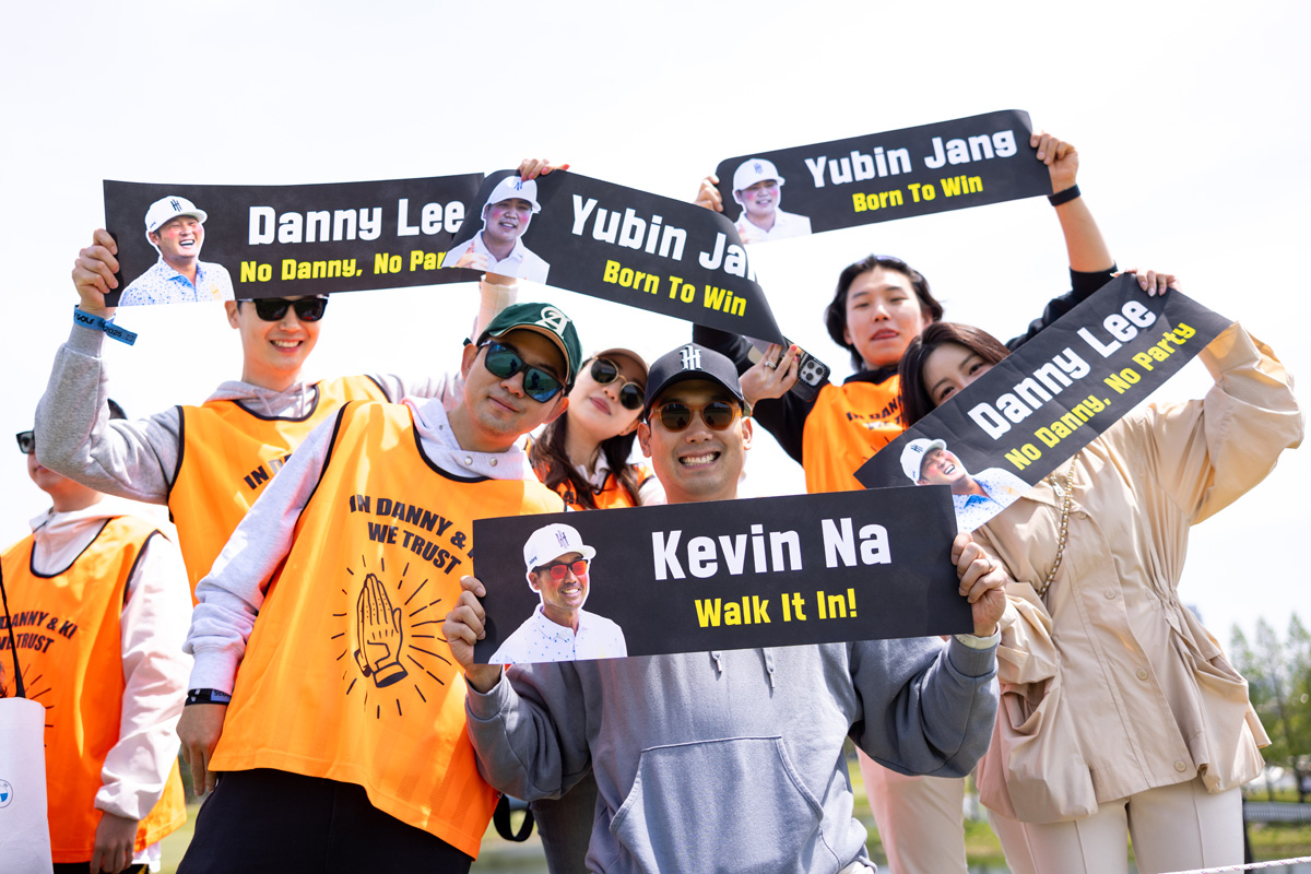 韓国と縁の深いチーム「アイアンヘッズ」を応援するギャラリーたち (Chris Trotman/LIV Golf)