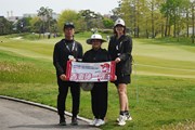 2025年 LIVゴルフ・コリア 最終日 武原なおき（トレーナー） 香妻かおり（母）  香妻玲奈（嫁）
