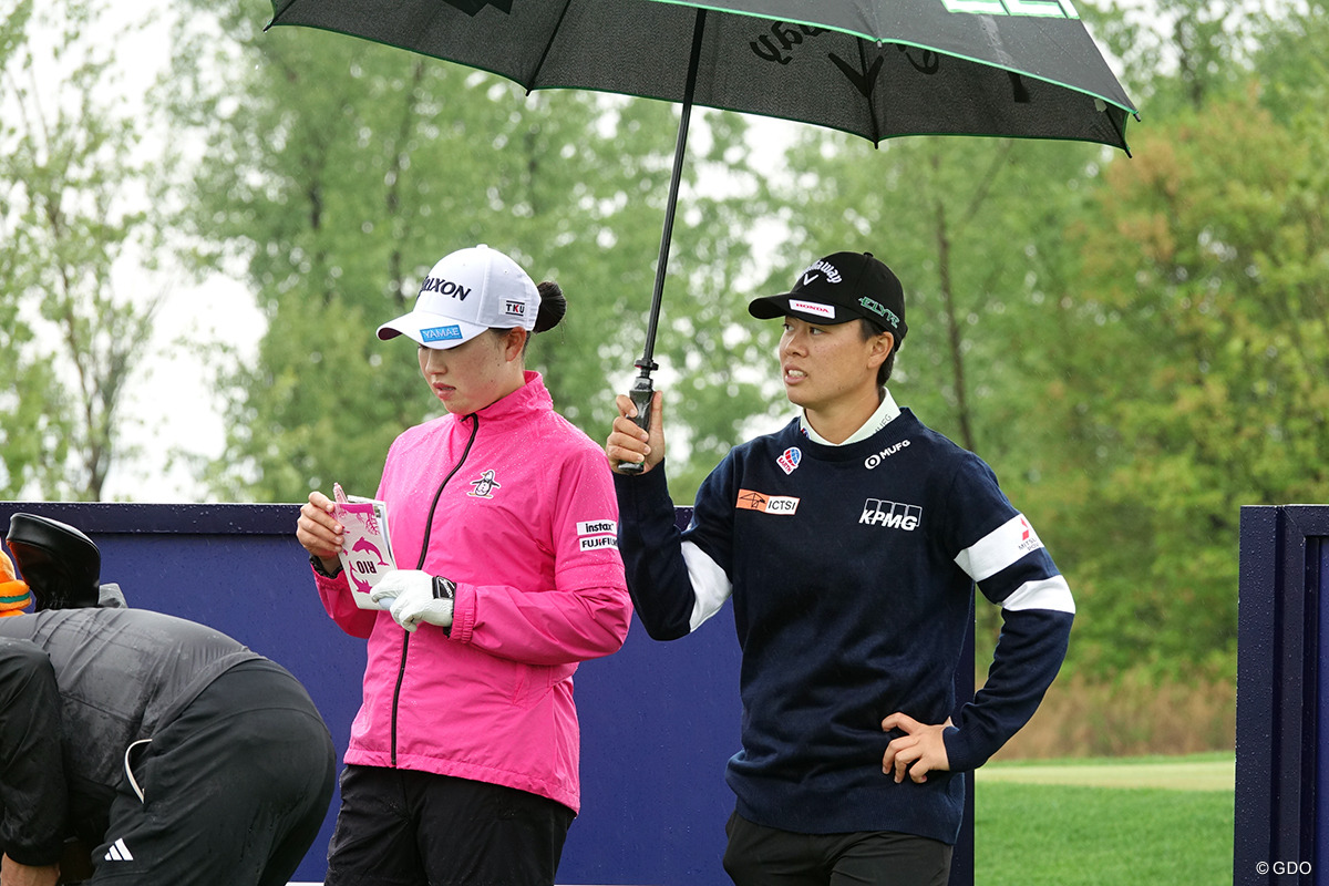 傘をさしてあげる優しい先輩