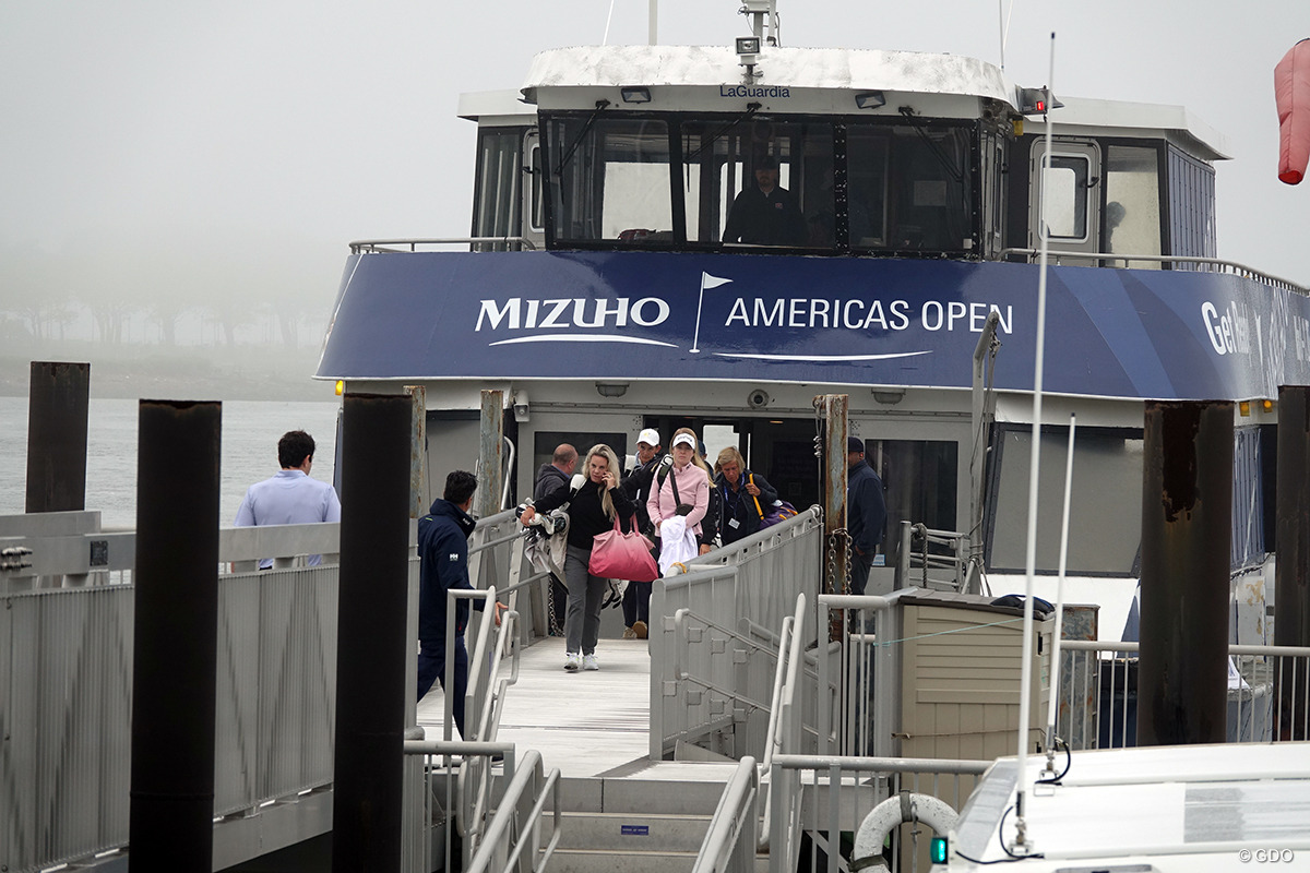 選手はフェリーで通勤できる