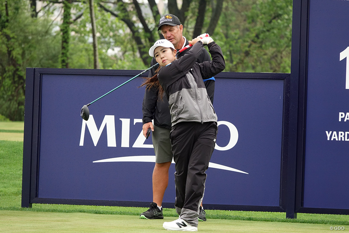 ジョン・ベネットキャディとスイングチェック