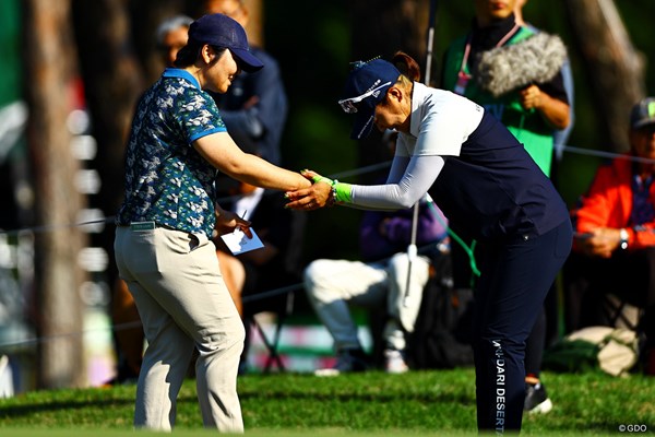 2025年 ワールドレディスチャンピオンシップサロンパスカップ 初日 不動裕理 藤田さいき 相手はレジェンド。握手もこんな感じになります