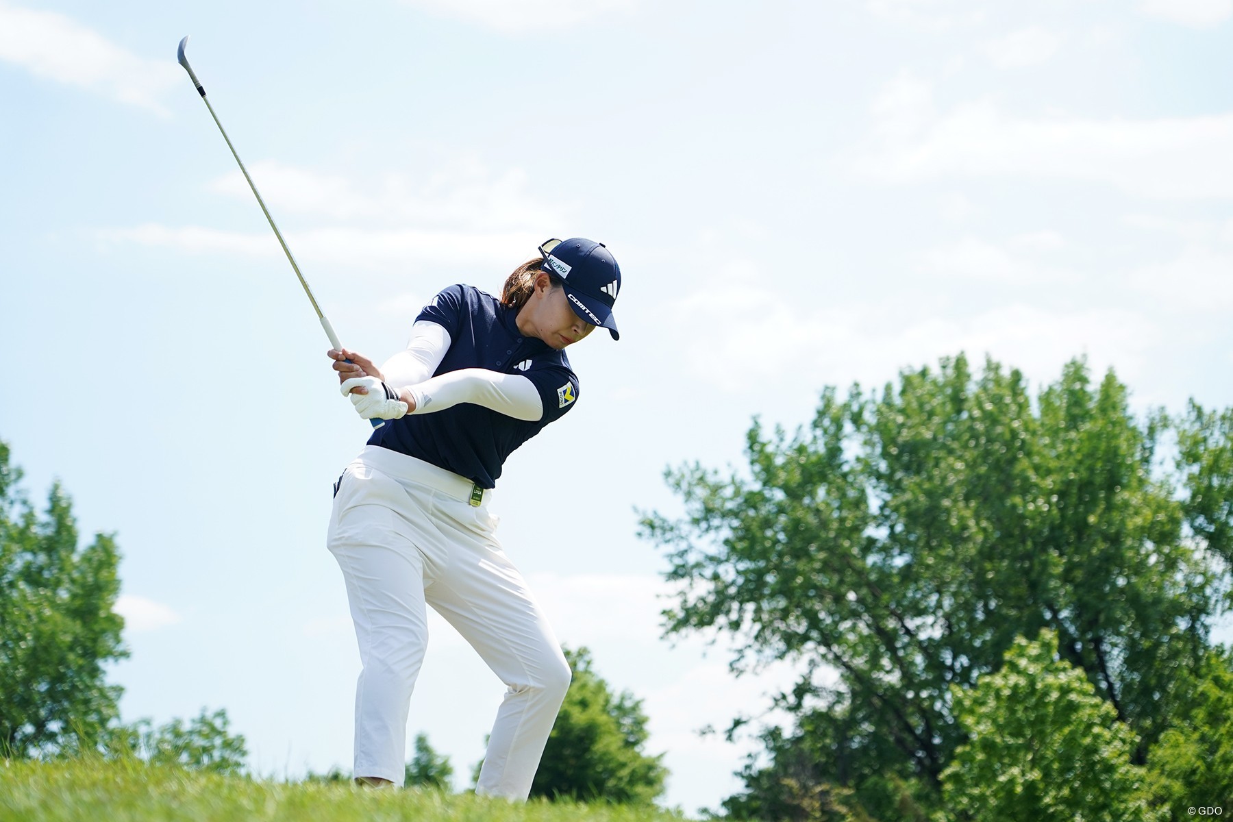 悔しそうに何度も素振りを繰り返した