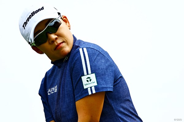 37歳の申ジエが3打差8位に浮上