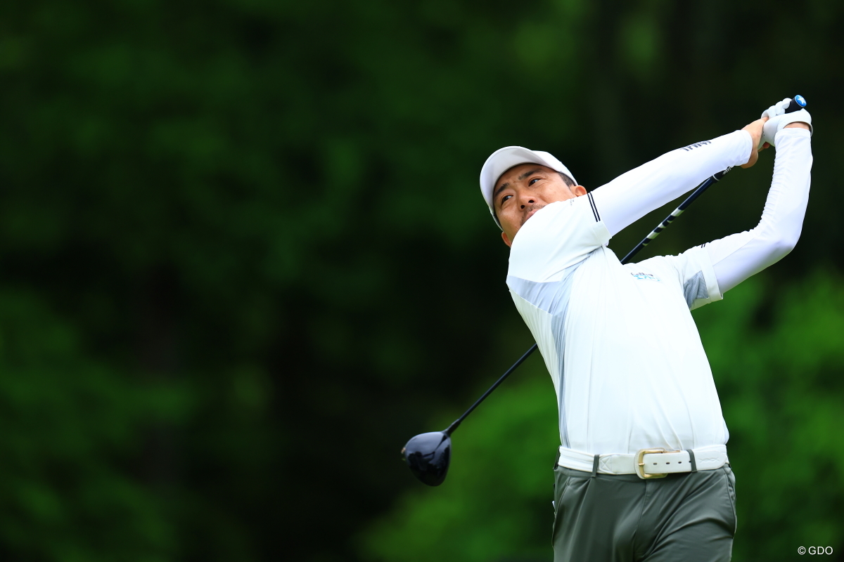 トップと4打差に