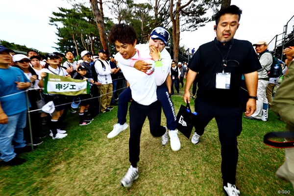 藤田さいきは関係者の背を借りてクラブハウスへ。救急車で搬送された