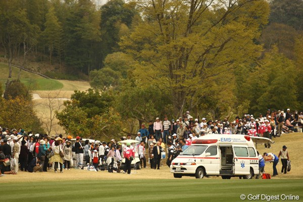 2011年 東建ホームメイトカップ 2日目 救急車 打球事故発生！救急車がフェアウェイに・・・。皆さんも観戦中はお気を付けて！