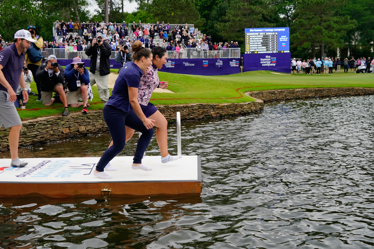 2023年初開催のカールトンウッズで飛び込むリリア・ヴ。濁った水、気温15度前後…