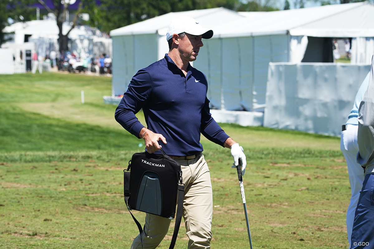 トラックマンを持って朝の練習場に登場