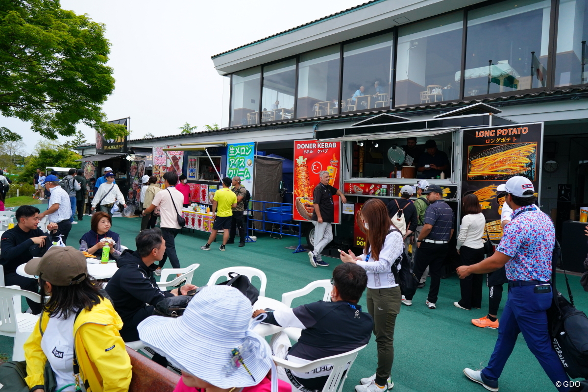 クラブハウス前には国際色豊かな出店が