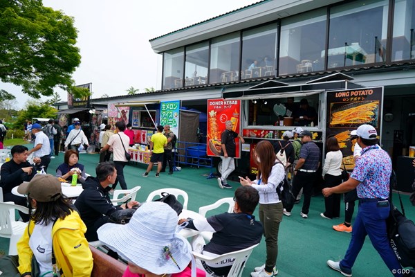 クラブハウス前には国際色豊かな出店が