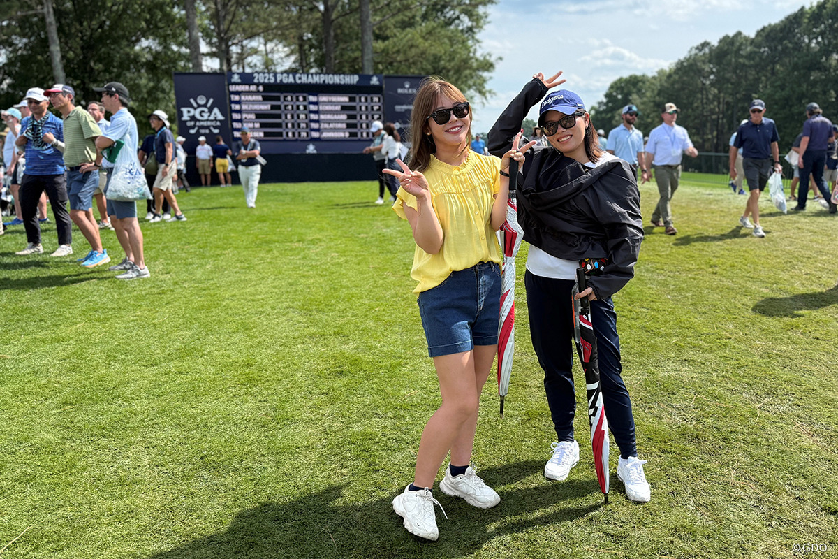吉田優利（左）と勝みなみが全米プロゴルフ選手権の会場に来た