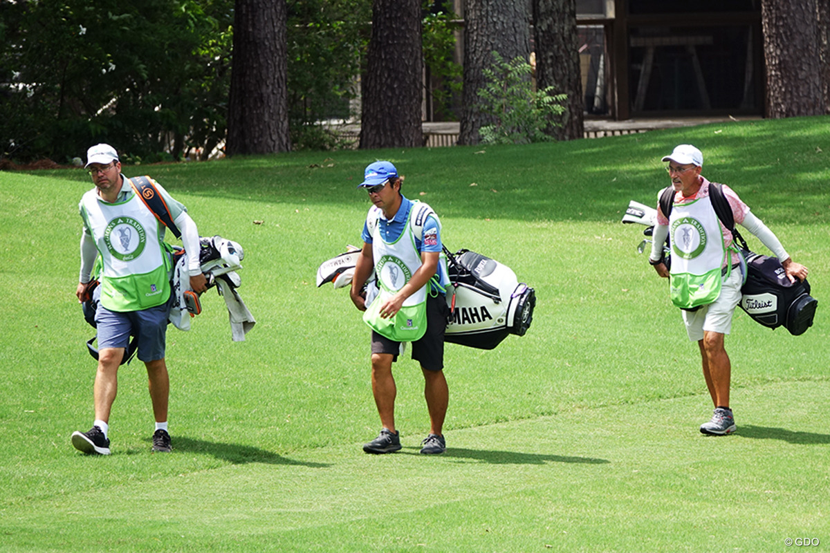 フェアウェイにキャディさんだけ…