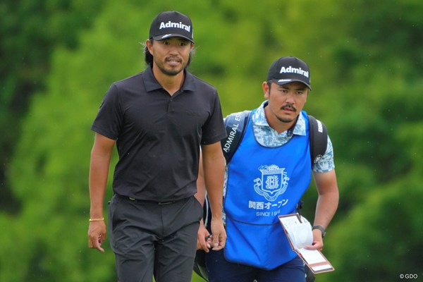 2025年 関西オープンゴルフ選手権競技 3日目 小平智 相棒と優勝トロフィを掲げたい