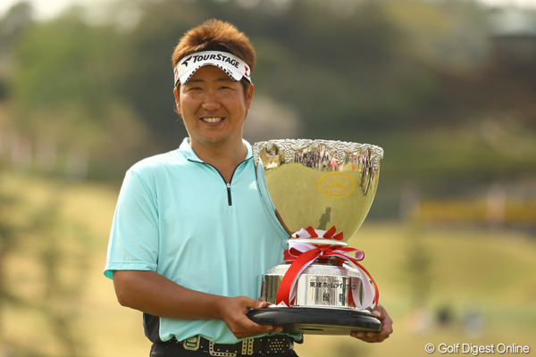 片山晋呉と金庚泰が首位！遼は34位スタート