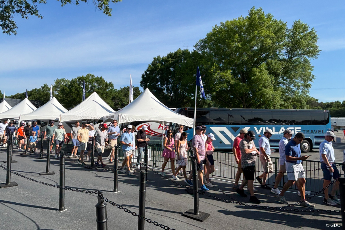 列をなす来場者