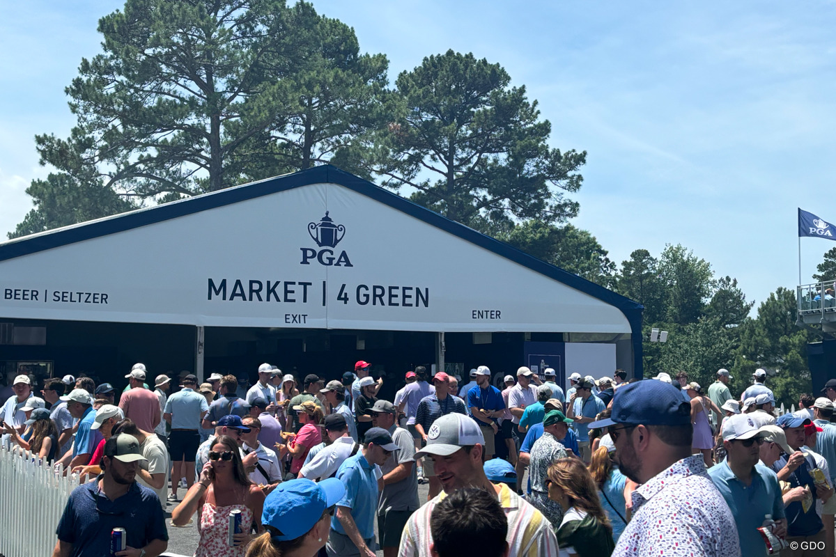 食べ放題、飲み放題を実現したギャラリー用のテント