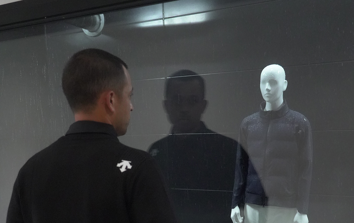 2025年 デサント特集 人工気象室に興味津々（デサント提供）