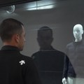 人工気象室に興味津々（デサント提供）